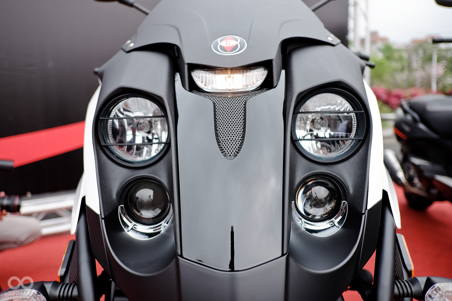 分別以兩顆傳統燈泡搭配兩顆魚眼,遠近燈以左右區隔,正常行駛僅使用單邊