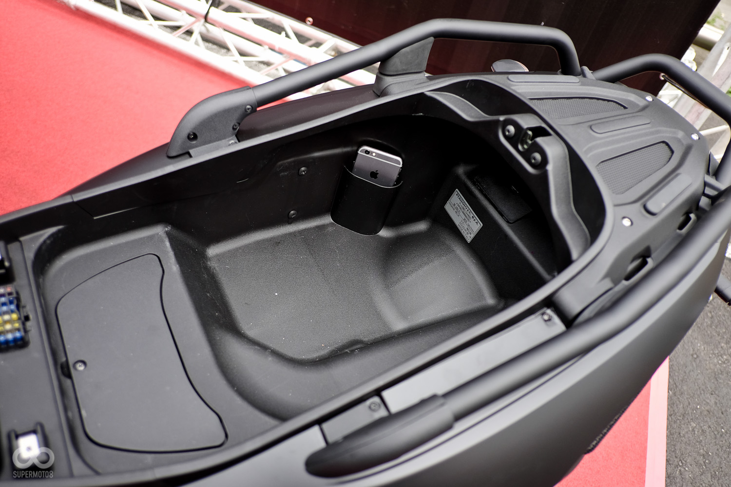 車廂尺寸相當寬敞,旁邊還設置了手機置物盒,只可惜的是深度有些不足,最深的部分僅可容納一頂全罩安全帽