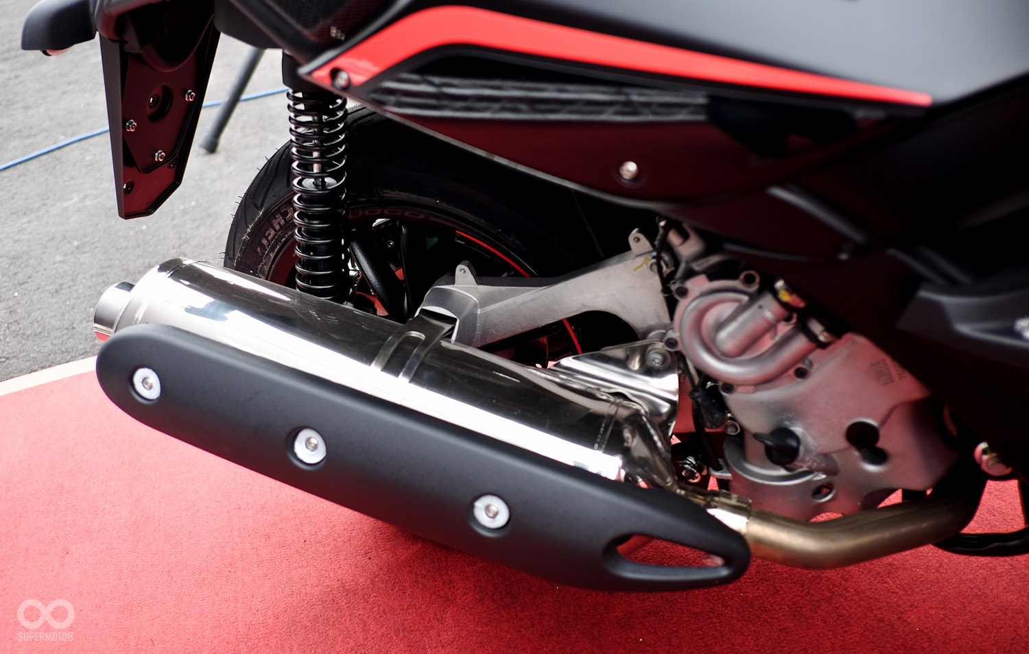 排氣管使用全白鐵圓管裝上塑膠防燙蓋,類似國產改裝管。聲浪與一般單缸車並無太大差異。