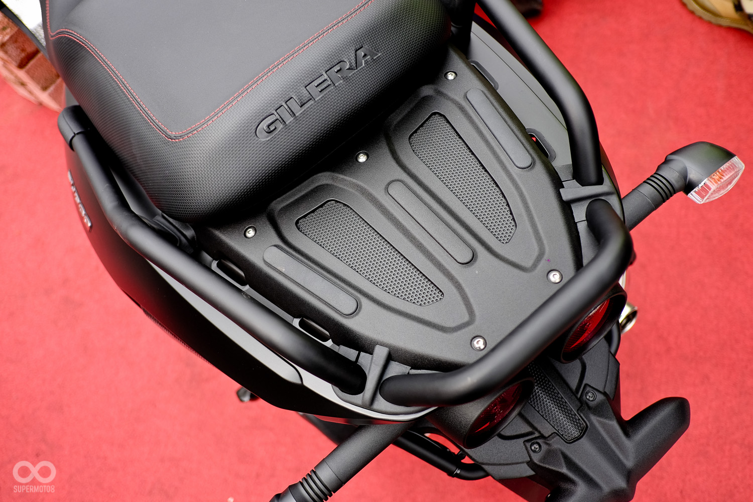 車尾配置鋼管架,除了統一車頭粗礦的形象外,外載大型物品時也相當便利