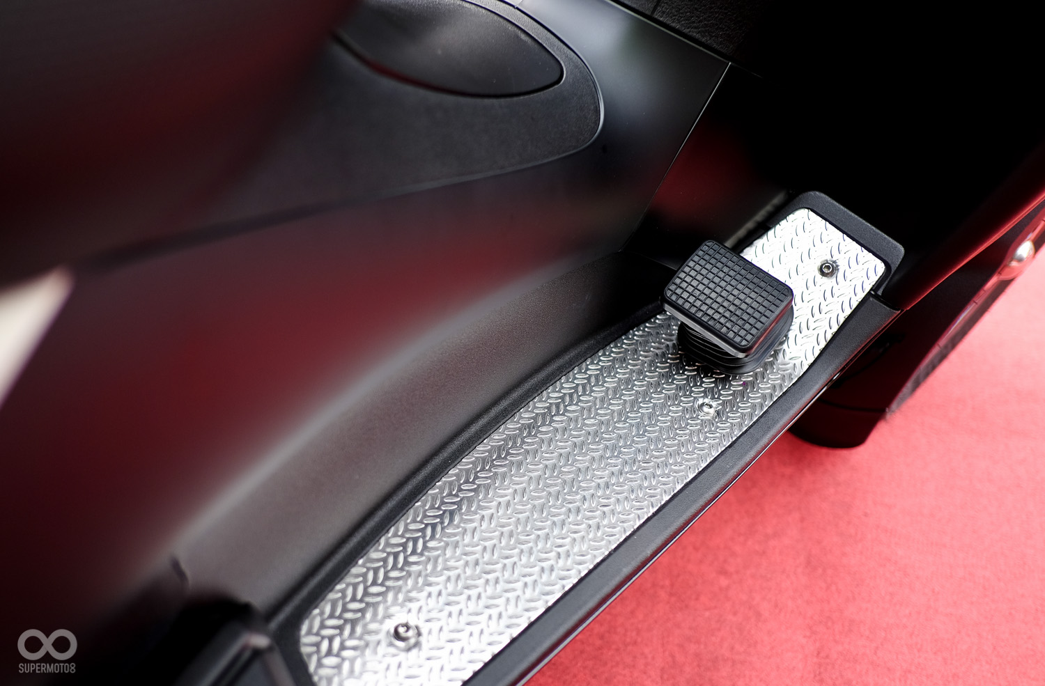 原廠即搭配陽剛味十足的鋁合金踏板。右側的設置了腳踏桿連動煞車系統,只要踩下即可讓前後煞車同時作動,並擁有最佳的力道分配