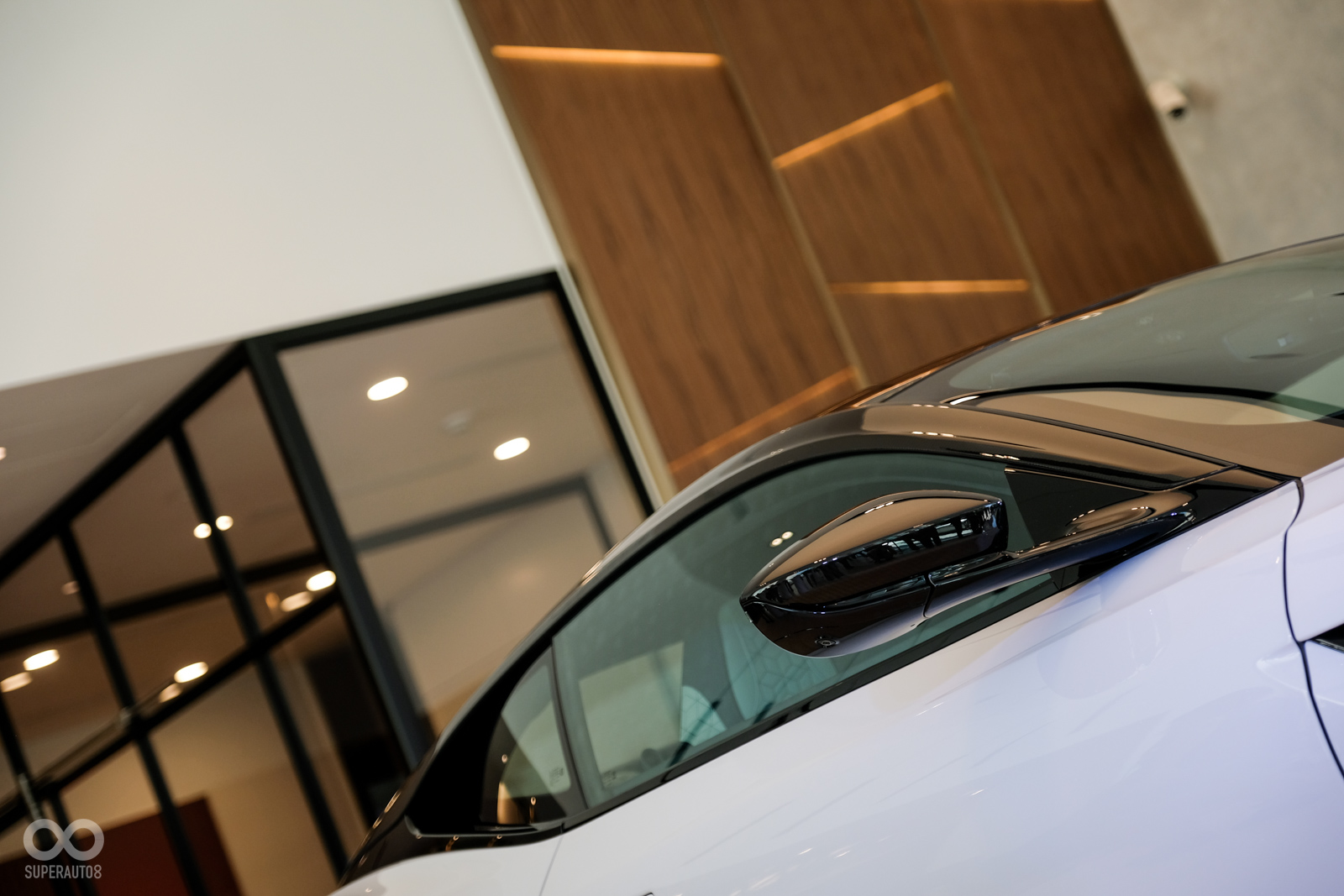 為求極致輕量化，DBS  Superleggera大量採用碳纖維材質