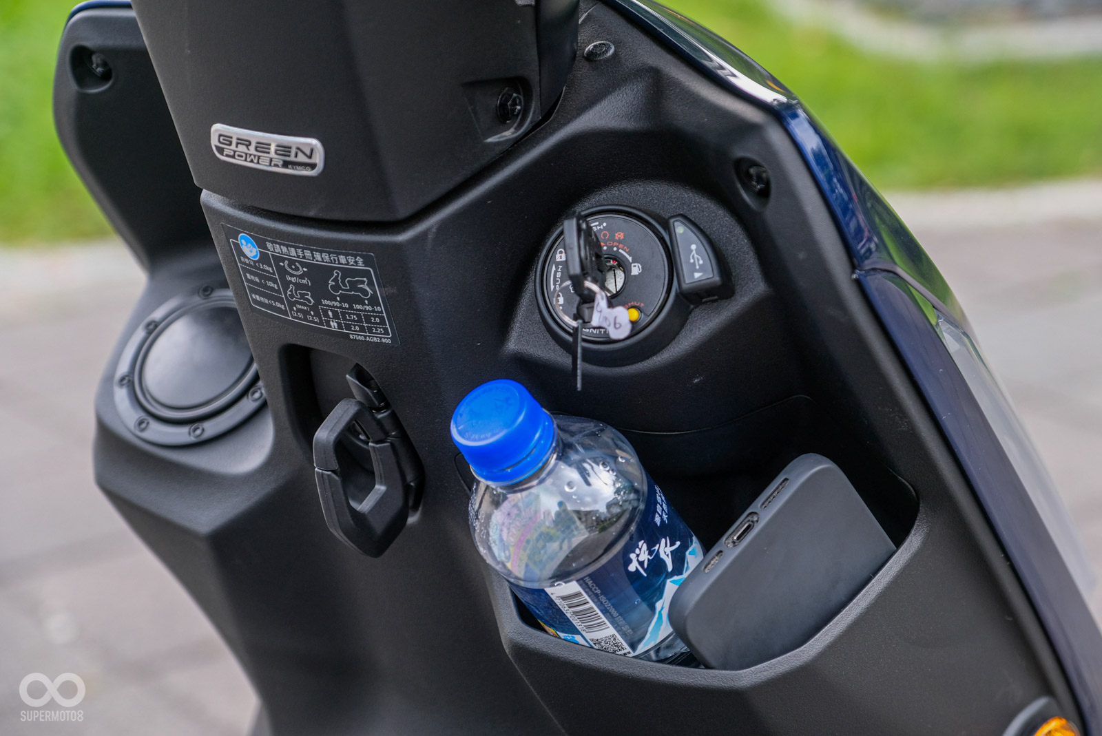 前手套箱放罐水+手機完全沒問題,一旁還有USB充電孔