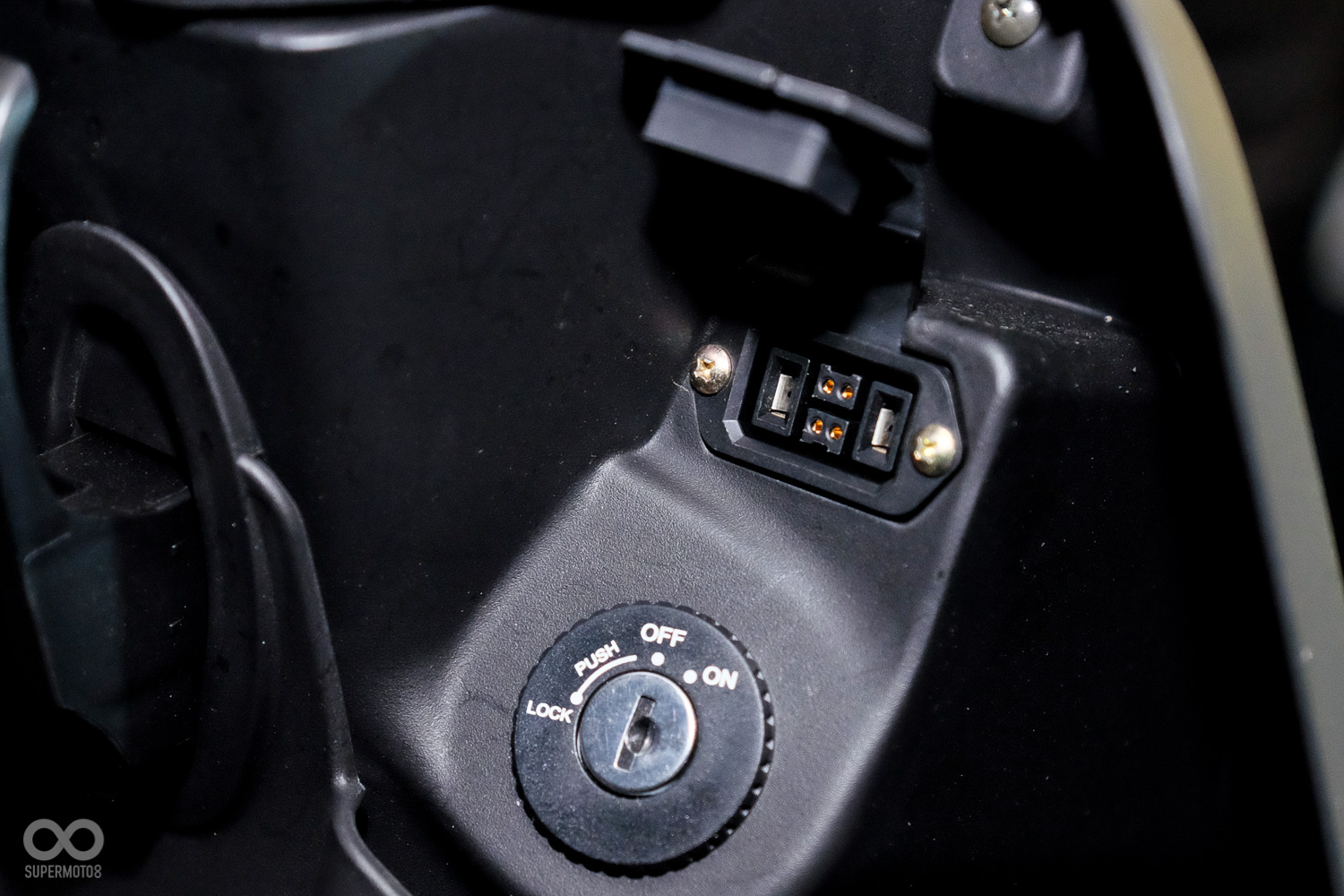 COZY車充電座位於鎖頭上方