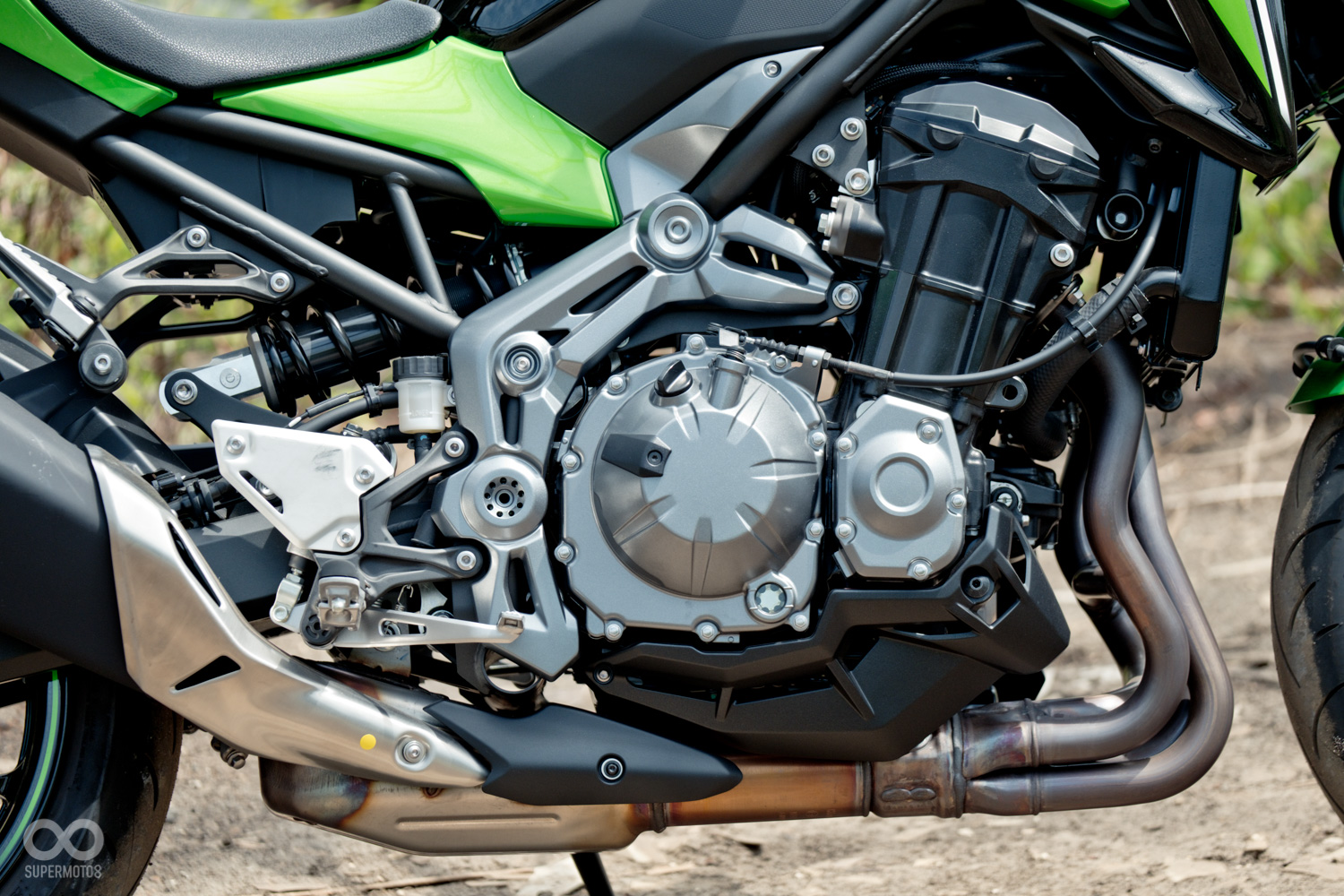Z900的動力單元源自於大哥Z1000,輸出的特性更是如出一徹,低轉就有著相當飽滿的扭力