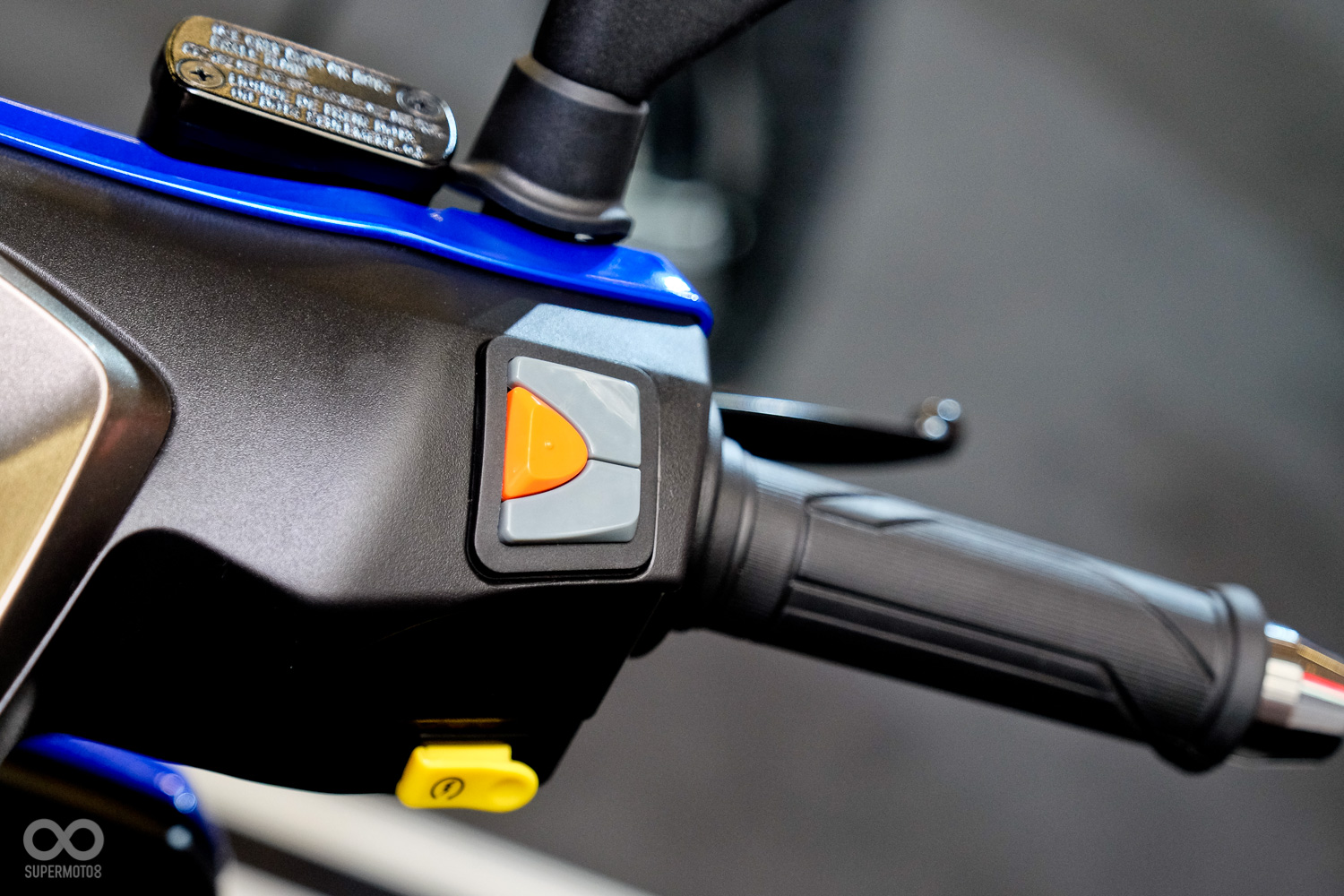 因Noodoe系統的加入，VJR 125在儀表板與右側按鍵的配置上略有調整，且因六期法規的緣故，右側並沒有大燈開關