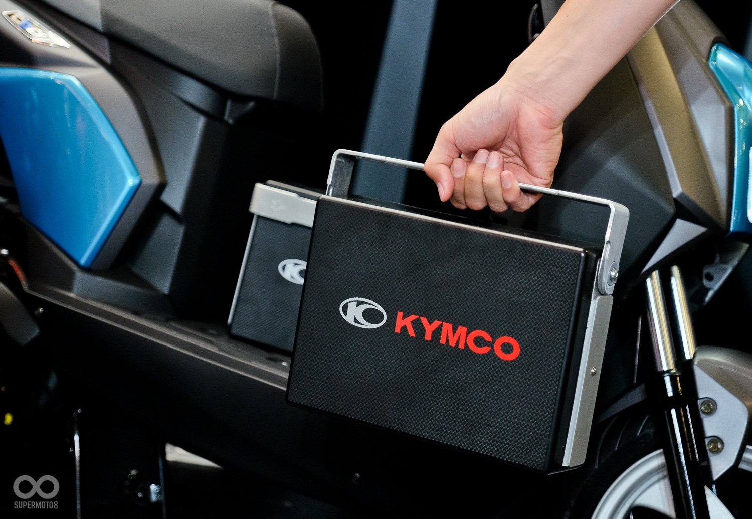 主電池重量相當適中，就算是瘦弱的女性騎士也能輕鬆抽換