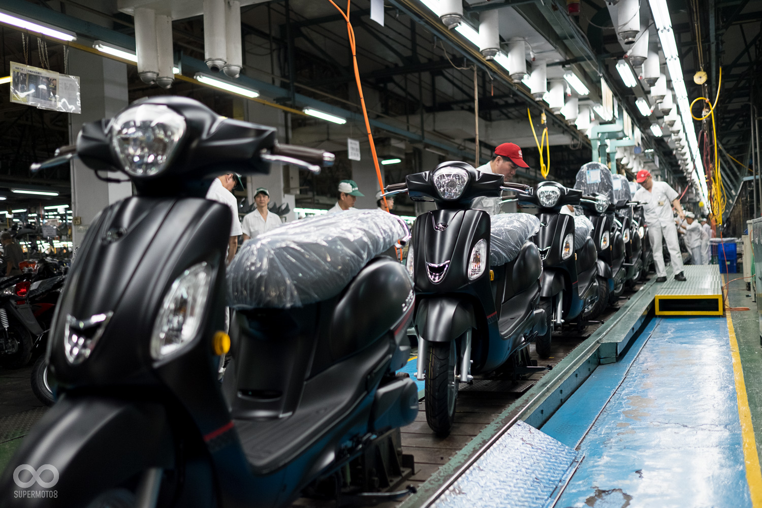 生產線前端使用吊掛方便安裝輪胎、懸吊，後端使用輸送帶，方便安裝車殼、內裝