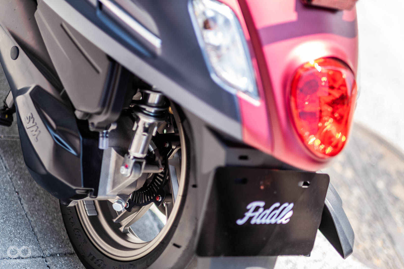 搭載前後雙碟與ABS單一車型,後雙槍避震領先同級對手