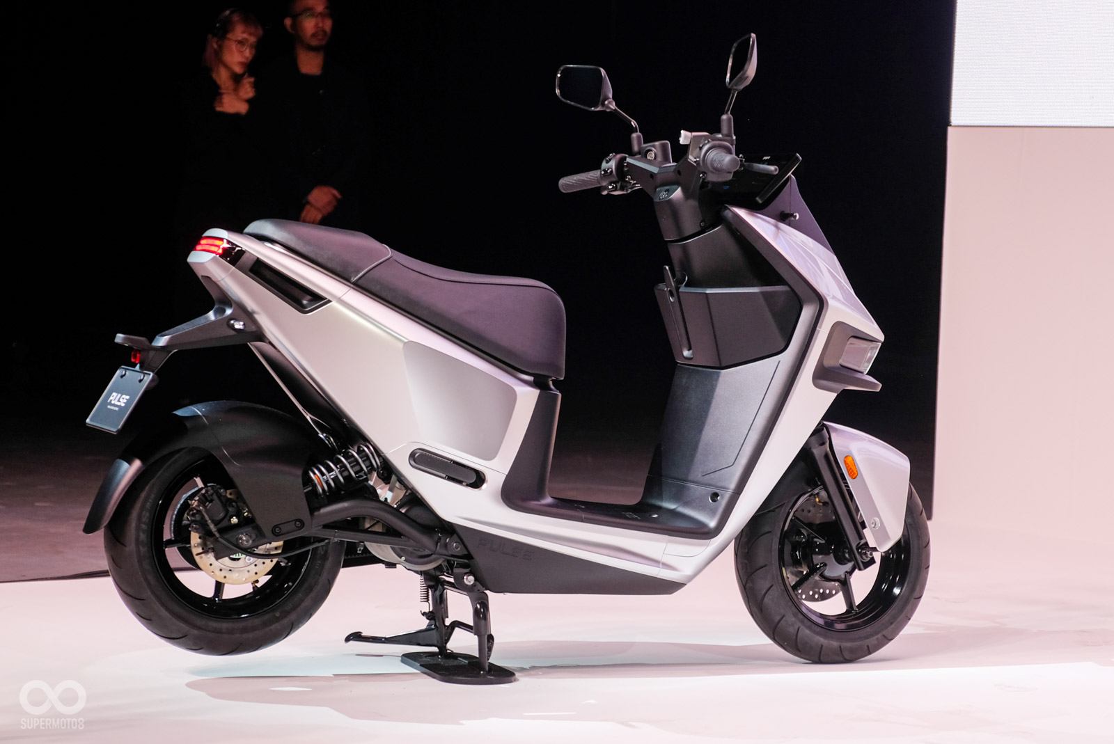 後搖臂造型相當特別,後方雙槍避震擺放位置也與過往極為不同,輪胎搭配12吋瑪吉斯R1N性能胎