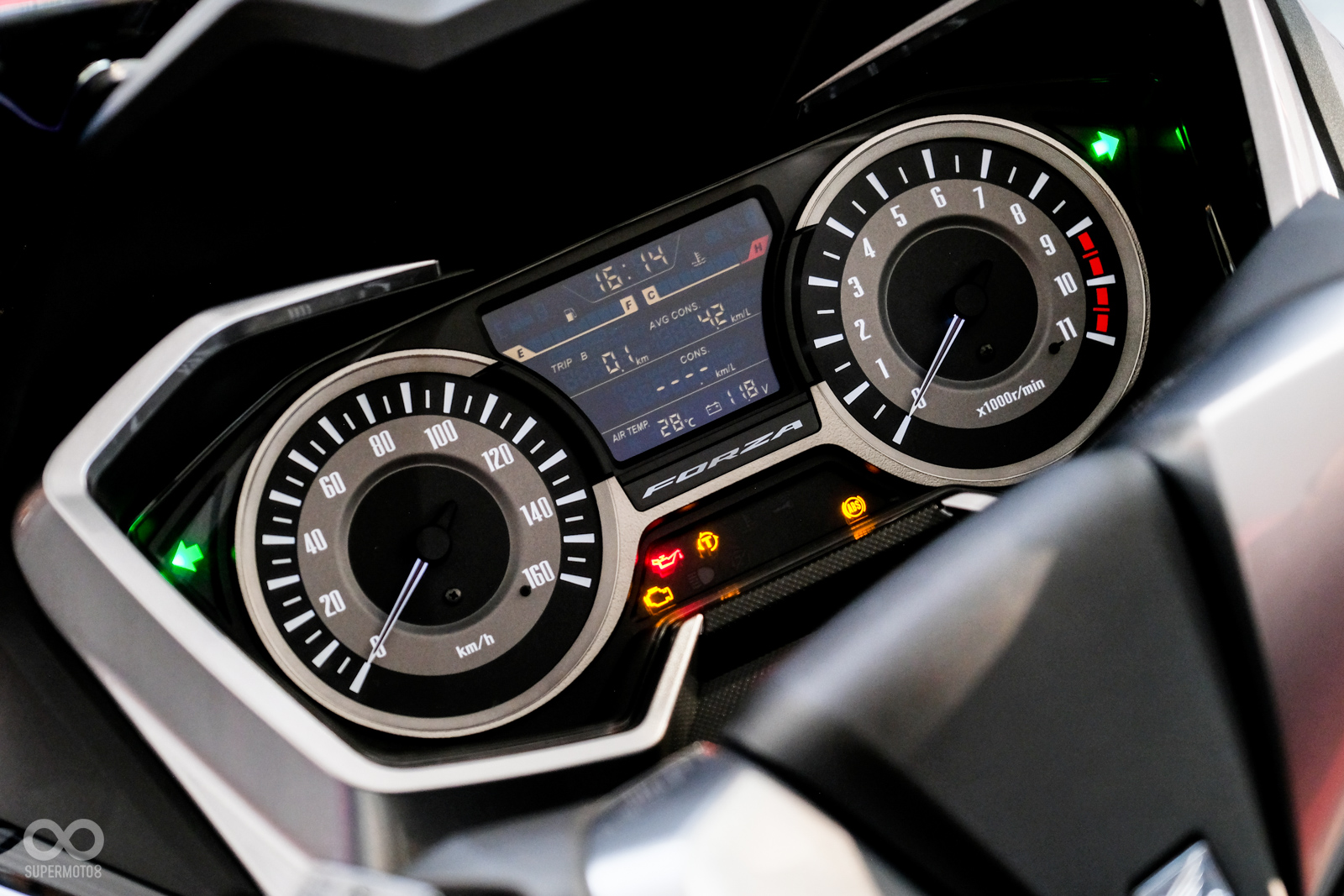 全新的儀表板辨識度極佳,並具有車輛油料剩餘里程顯示;資訊可透過左手把上的按鍵切換