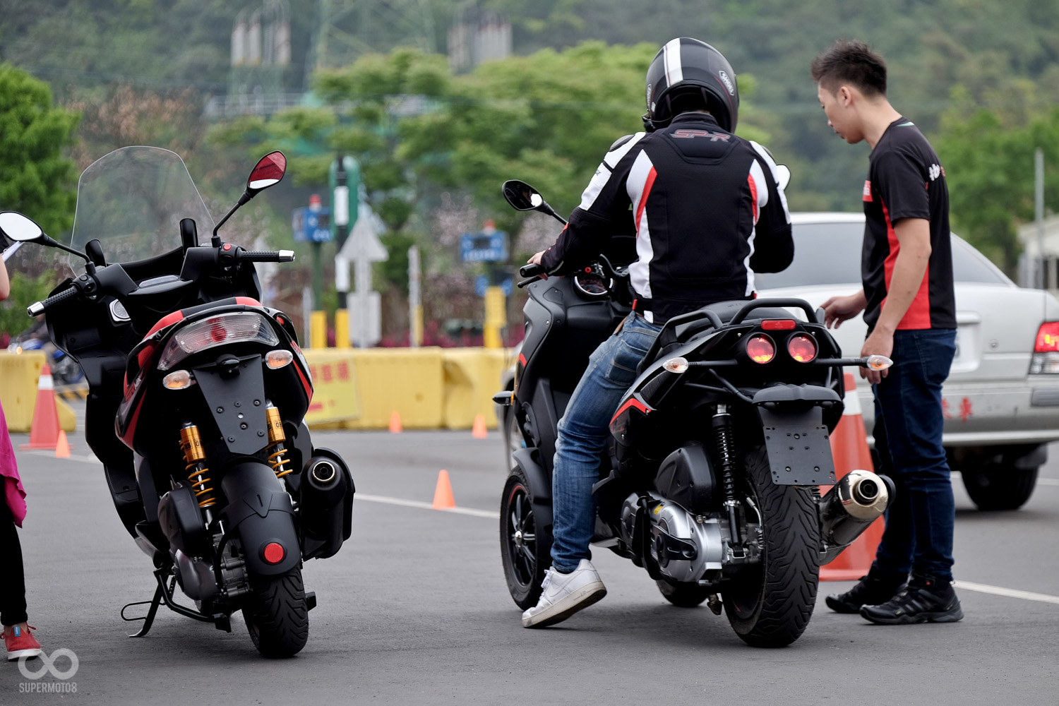 車尾的雙圓燈與車頭呼應,搭配寬厚車殼與鋼管,整體造型非常協調