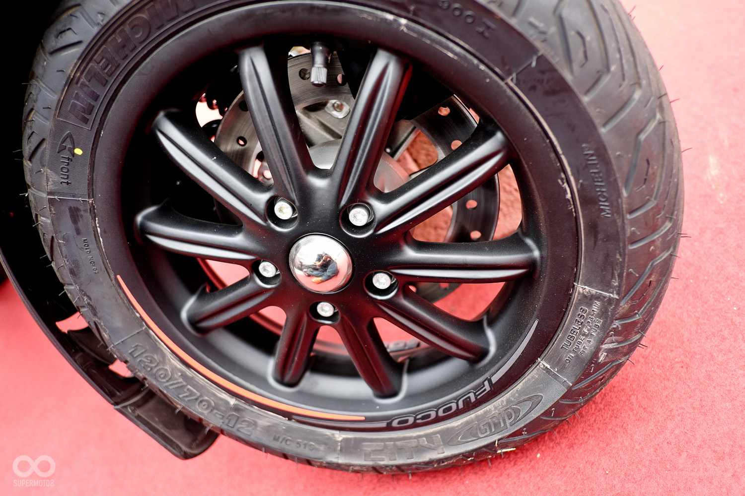 此輪圈與VESPA車通用,被VESPA玩家列為經濟又具強烈風格的改裝選擇