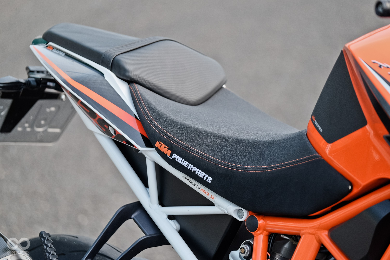 如果沒有改裝POWERPARTS套件,以座位空間與油箱角度,激烈操駕時前後滑動是難以避免的