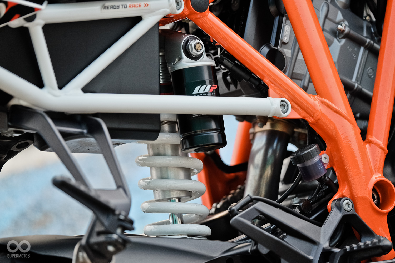 後懸吊原廠預載走舒適取向,建議可針對騎士重量再加重設定