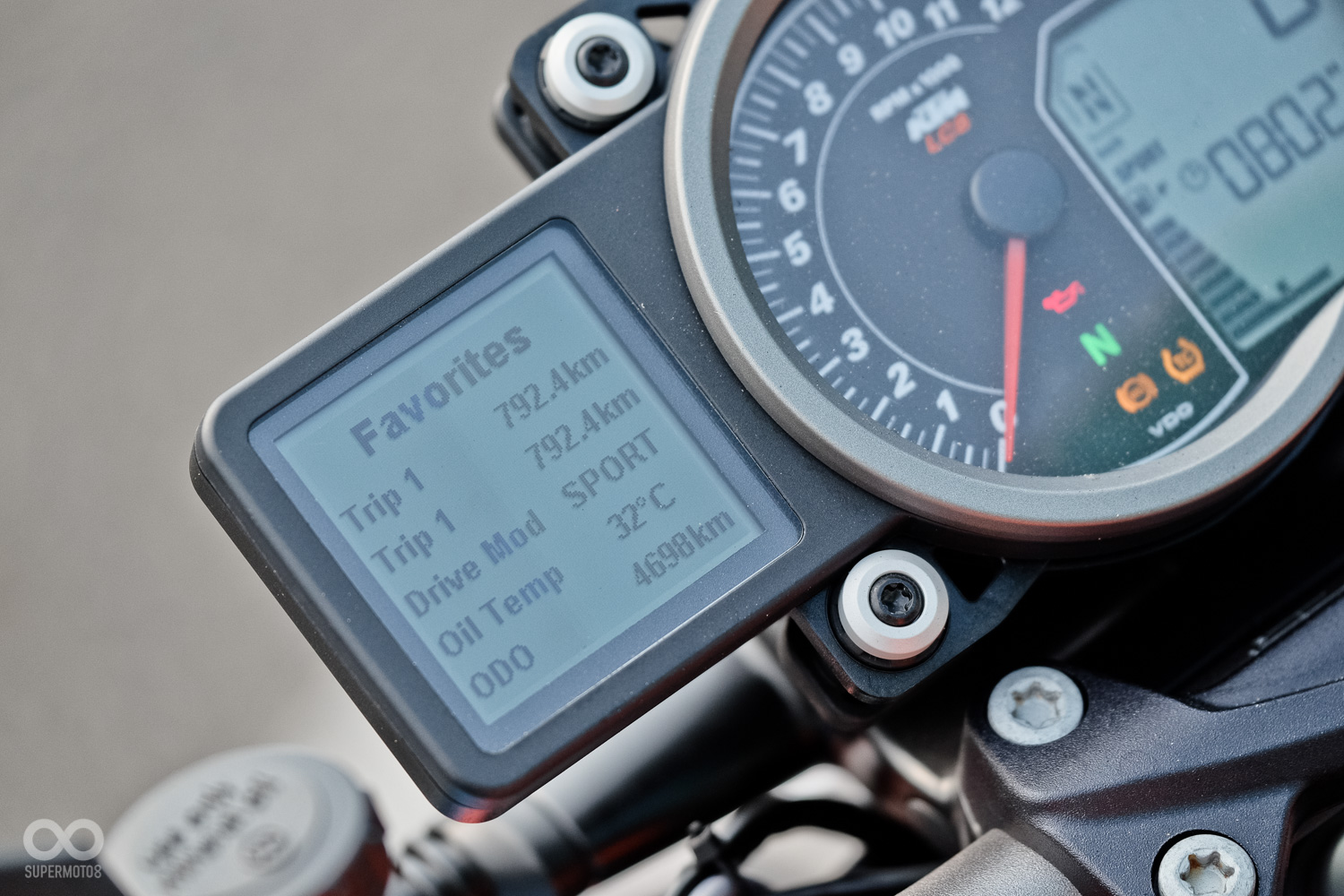 整趟試駕 我們皆使用SPORT模式,而ABS與TC(循跡系統)處於開啟狀態,此時的循跡是允許動力滑胎,也因為如此,後輪滑動可說是隨侍在側