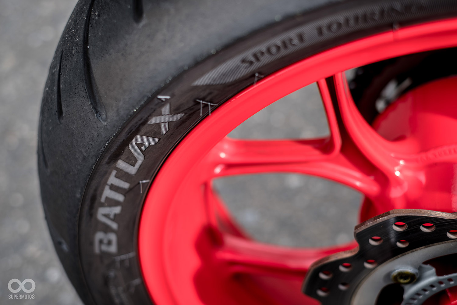 原廠配胎為Bridgestone BATTLE WING BW-501,在耐磨性與抓地力之間有著不錯的平衡