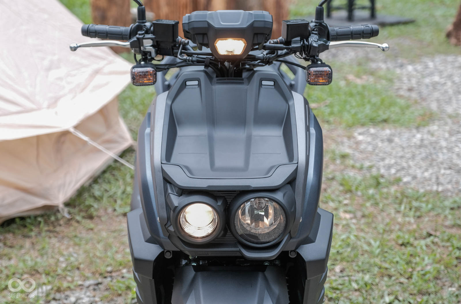 小尺寸頭燈為大燈，右側大尺寸光源為遠燈，切換遠燈時並不會近、遠同時亮起