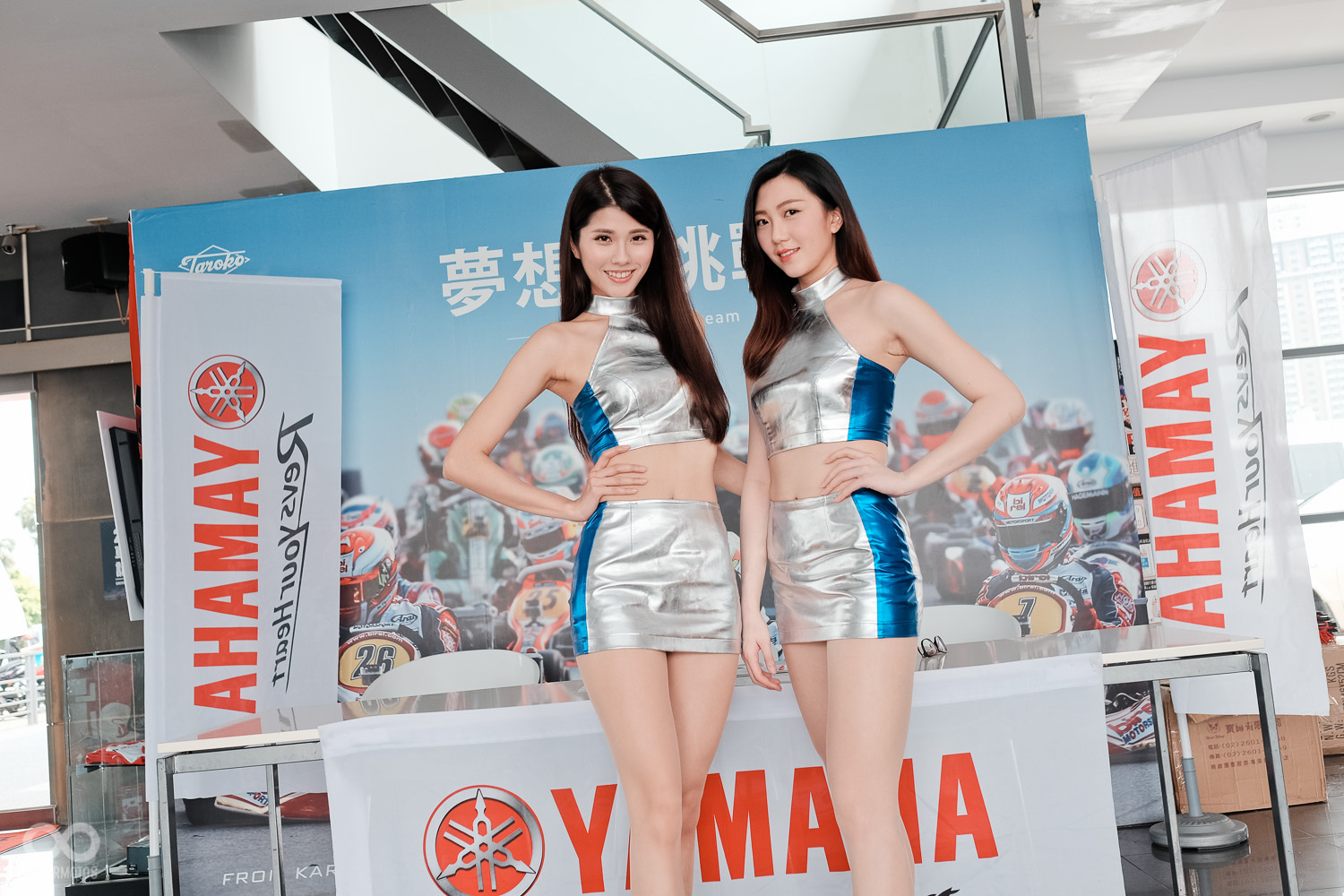 在門口迎我們的是兩位漂亮的YAMAHA女郎
