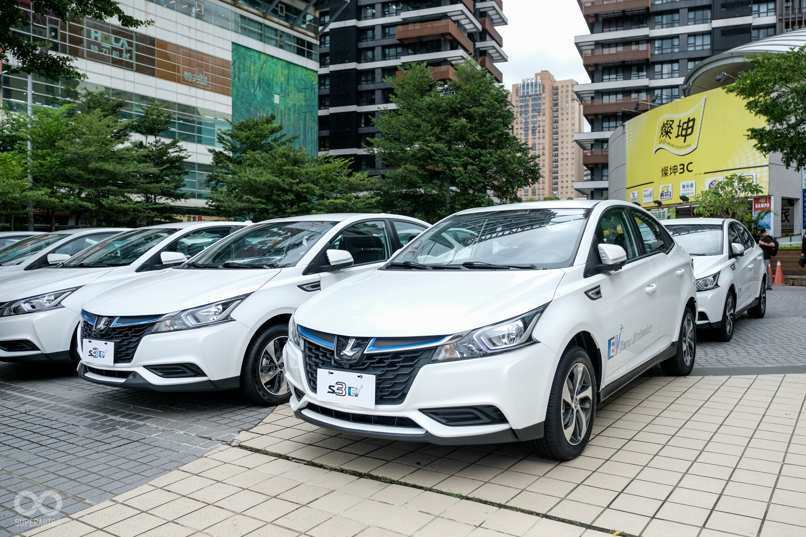 活動會場外展示了大量LUXGEN S3 EV +