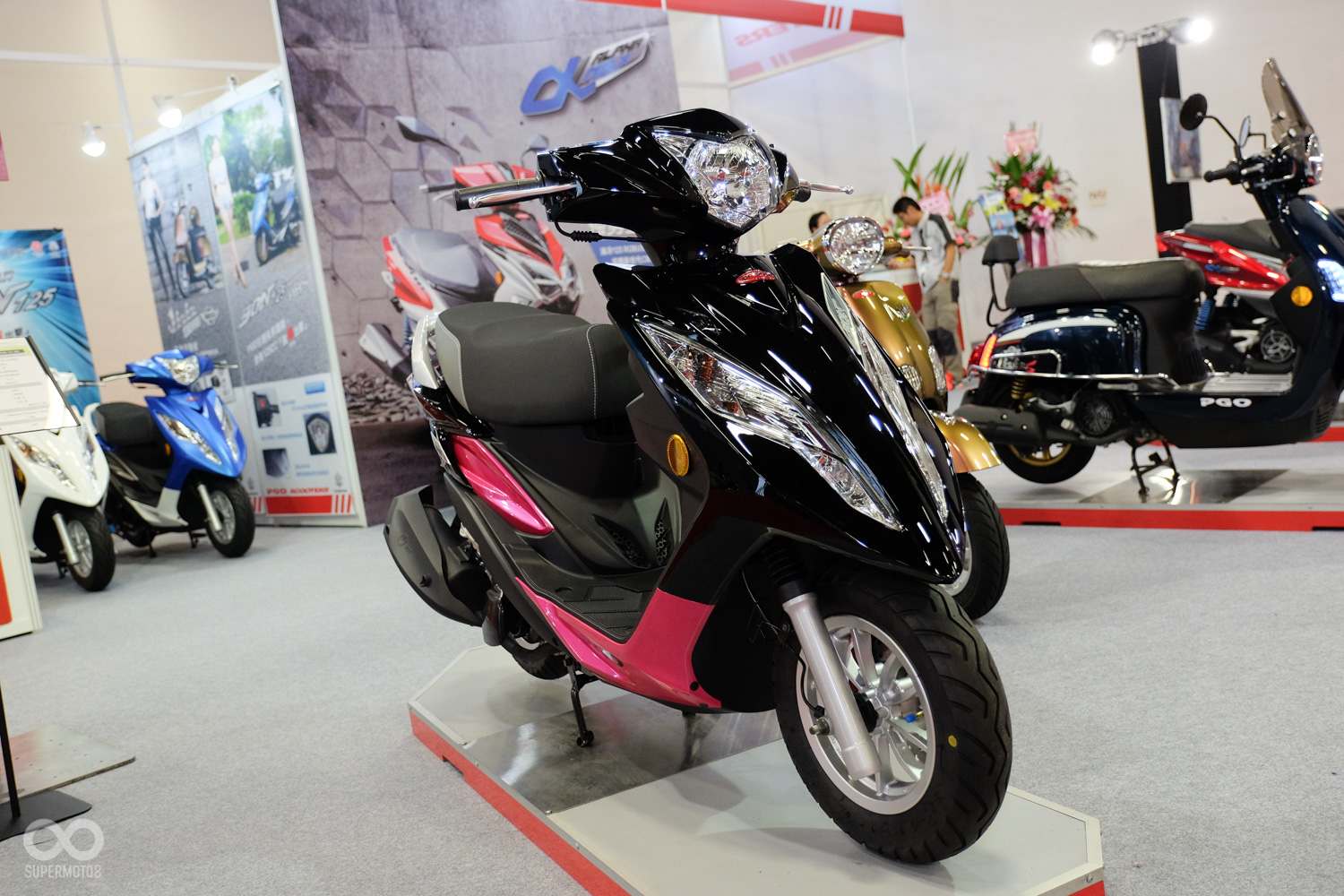 位於展區最外側的是PGO的中堅車款BON125，本次展出的桃紅/黑配色是碟煞版特有的限定配色