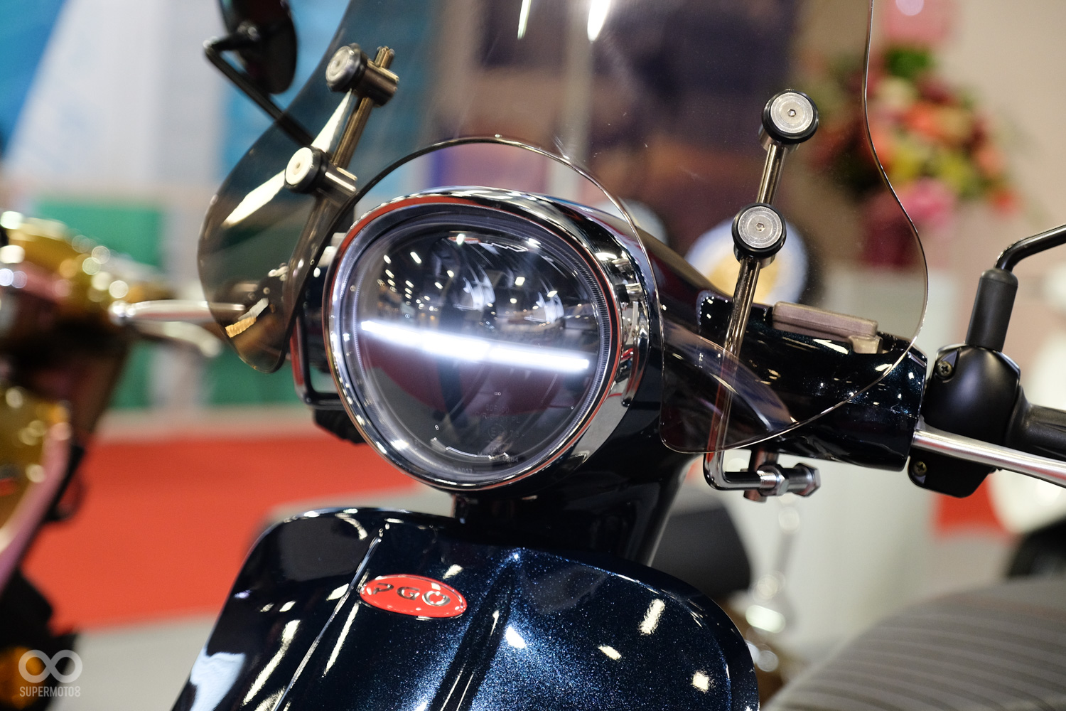 近期相當夯的LED大燈，中間的導光條同時具備了定位燈的功能