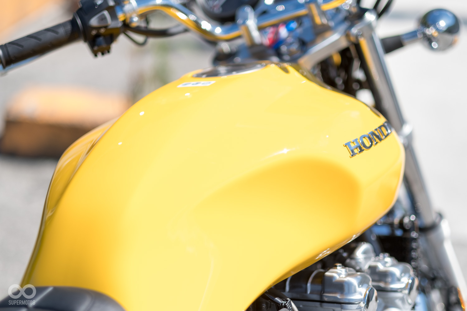 全新的無痕非焊接油箱,線條圓潤造型細膩,為這台曾經陽剛的車加入了性感柔性元素