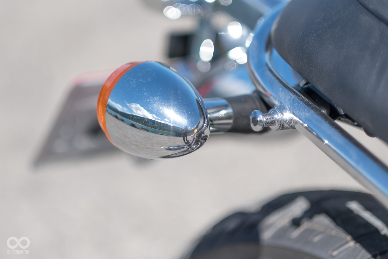 方向燈造型同樣延續了經典的子彈造型,並且施以鍍鉻處理,陽光下閃耀著雋永的復古精神