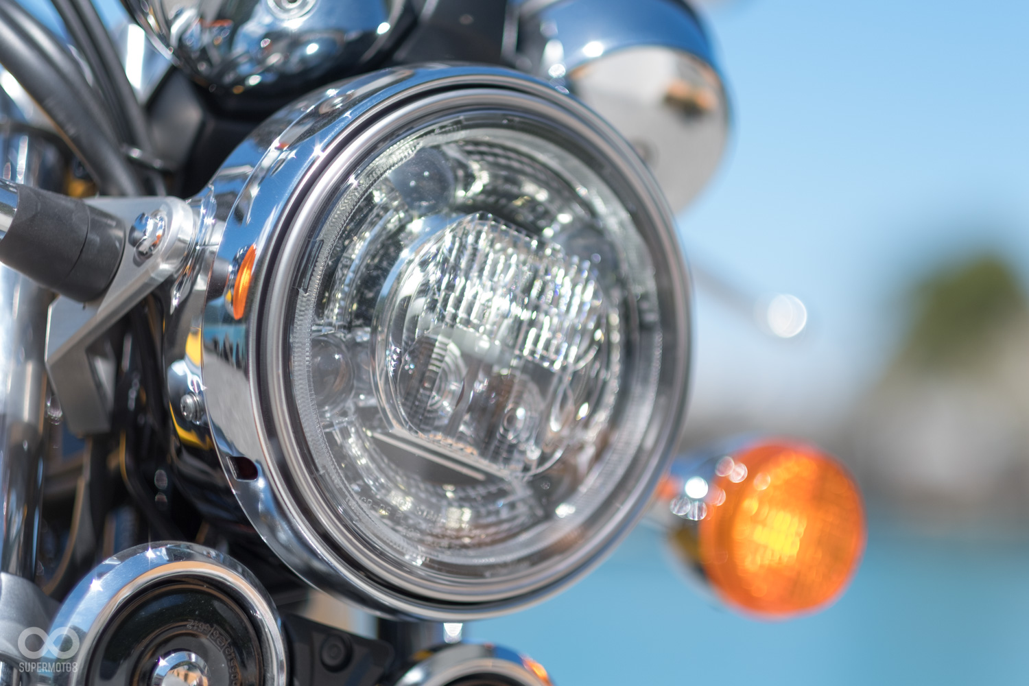 大燈使用了新潮的LED燈具,但外型上仍表留了經典的電鍍圓燈造型