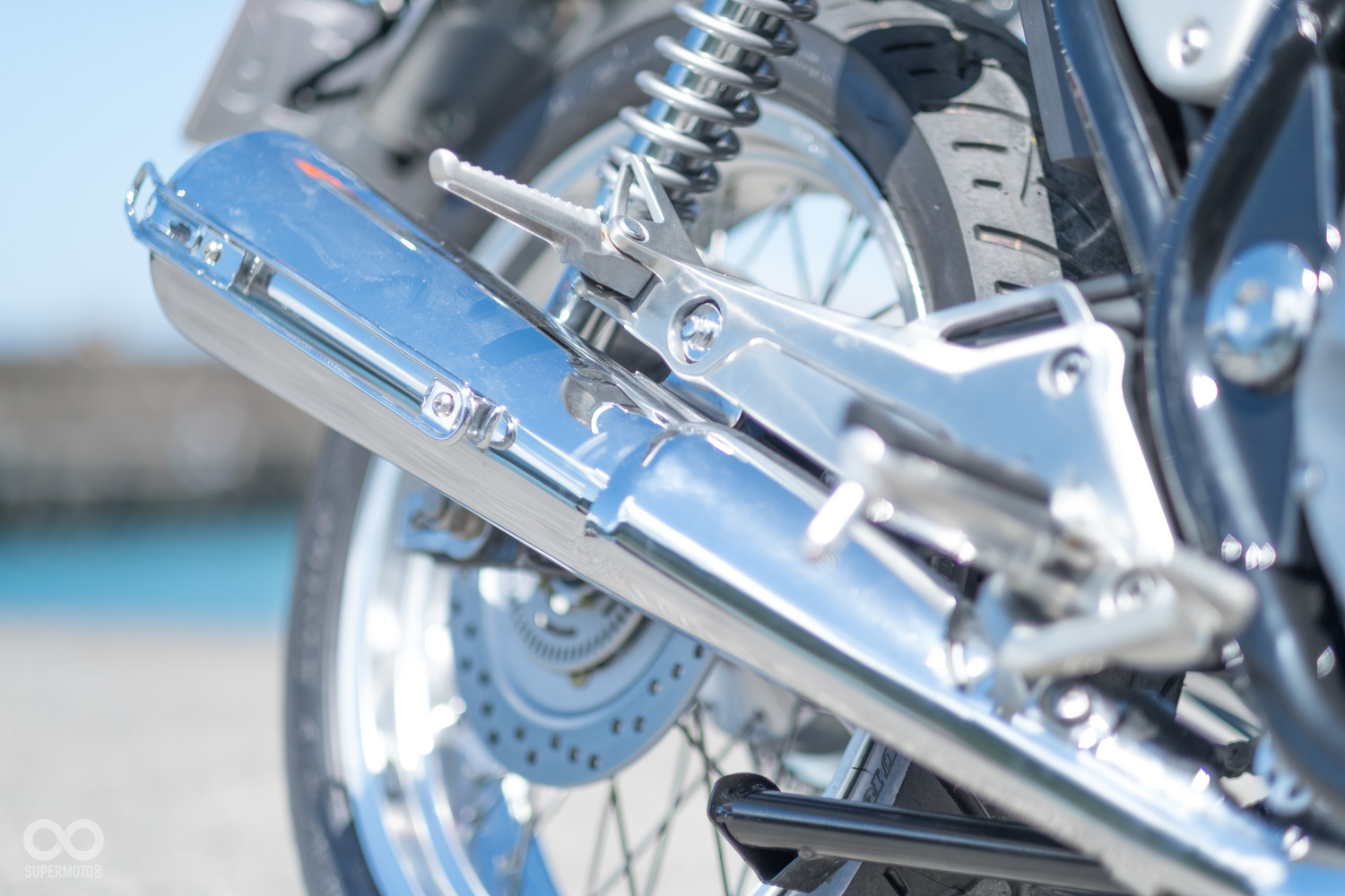 排氣管在這一代上變得更短,視覺上較為俐落,也讓重心更集中,但我個人還是比較喜歡以前的造型