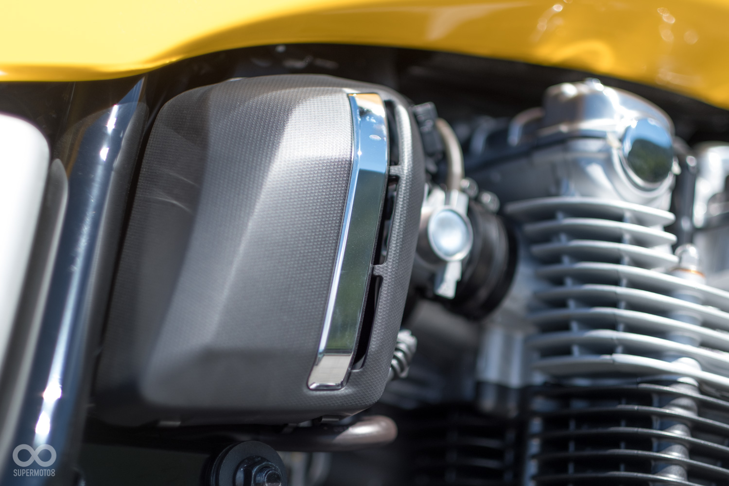 在節流閥的銜接處HONDA也為其設計了精美的飾蓋,隱約的暗示著化油器的經典風格