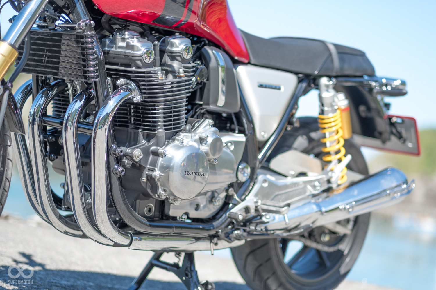 保留了CB家族招牌的直列四缸引擎,但在尾管的部分縮短了70mm,讓車身線條更為俐落重心也更集中