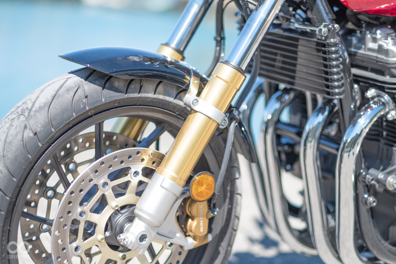 前叉同為SHOWA SDBV雙閥設計,但尺寸由41mm加粗到43mm創造出更強勁的支撐力,外管也換成了亮眼的金色