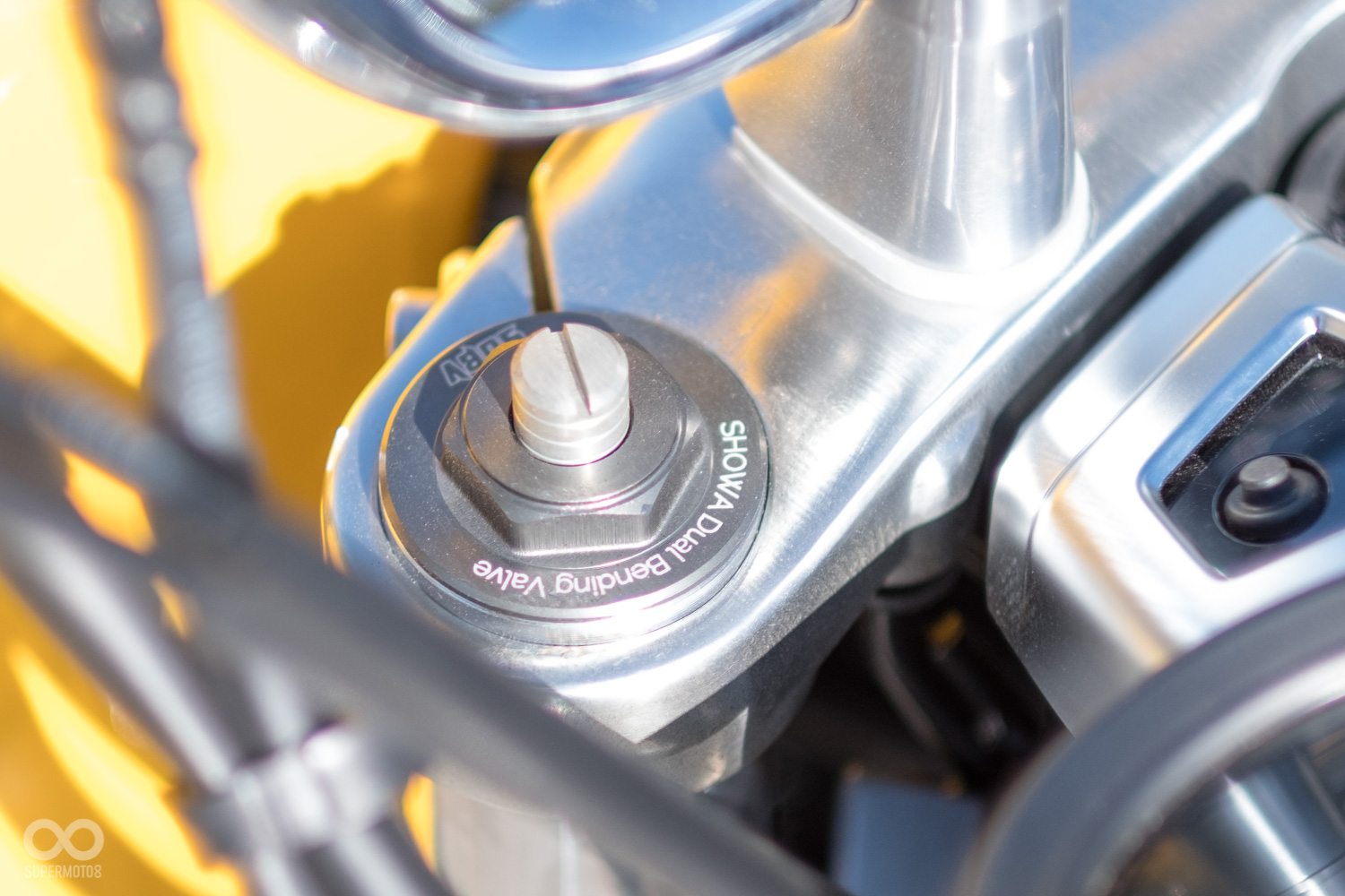 前叉為SHOWA 43mm SDBV雙閥設計,並且附有預載調整功能