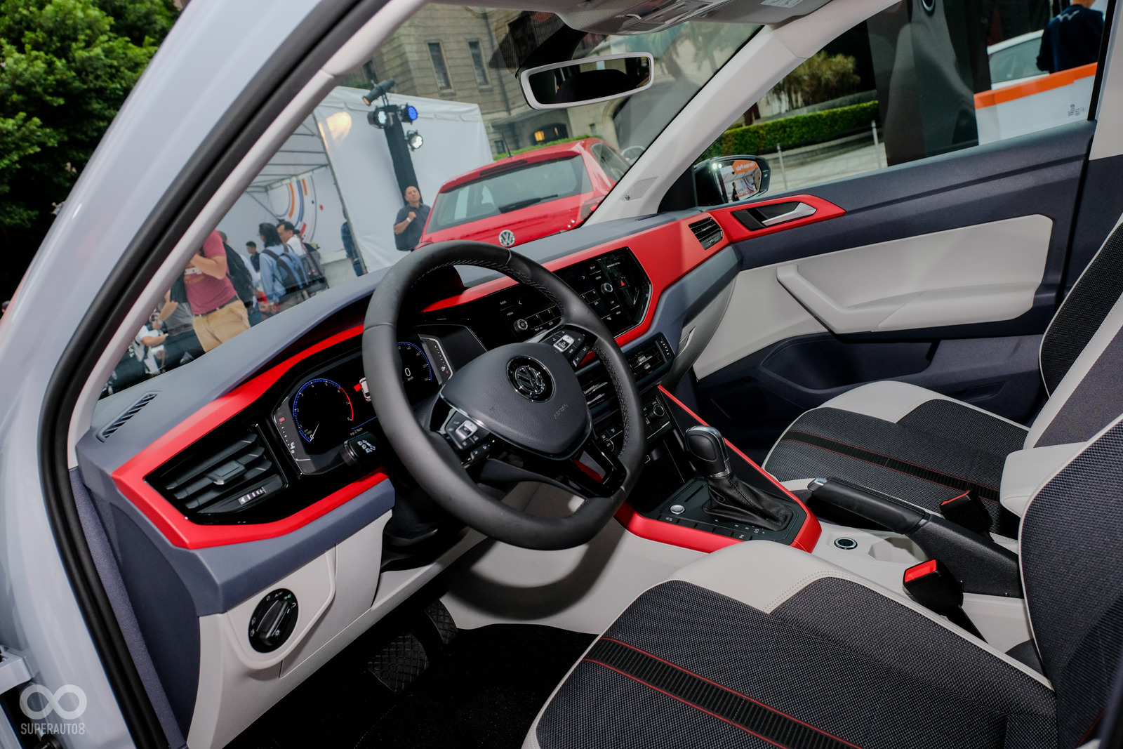 與GTI的紅黑配色不同,beats車型的內裝更為活潑