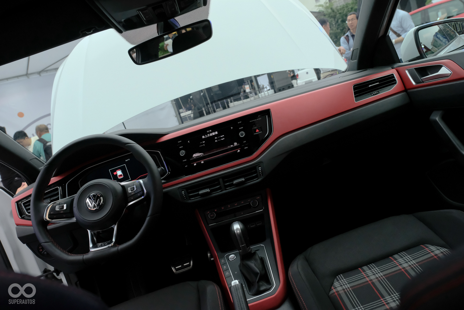 座椅維持GTI車系一貫的菱格紋配置,並以紅色飾版妝點車室熱血氣氛