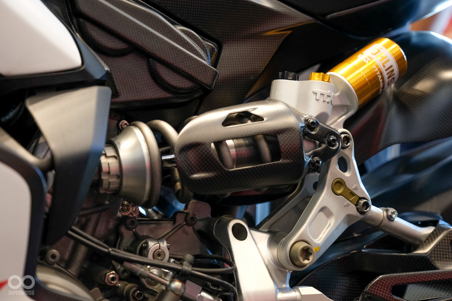 後懸吊使用Öhlins TTX36全可調避震器，並使用特製的鈦彈簧