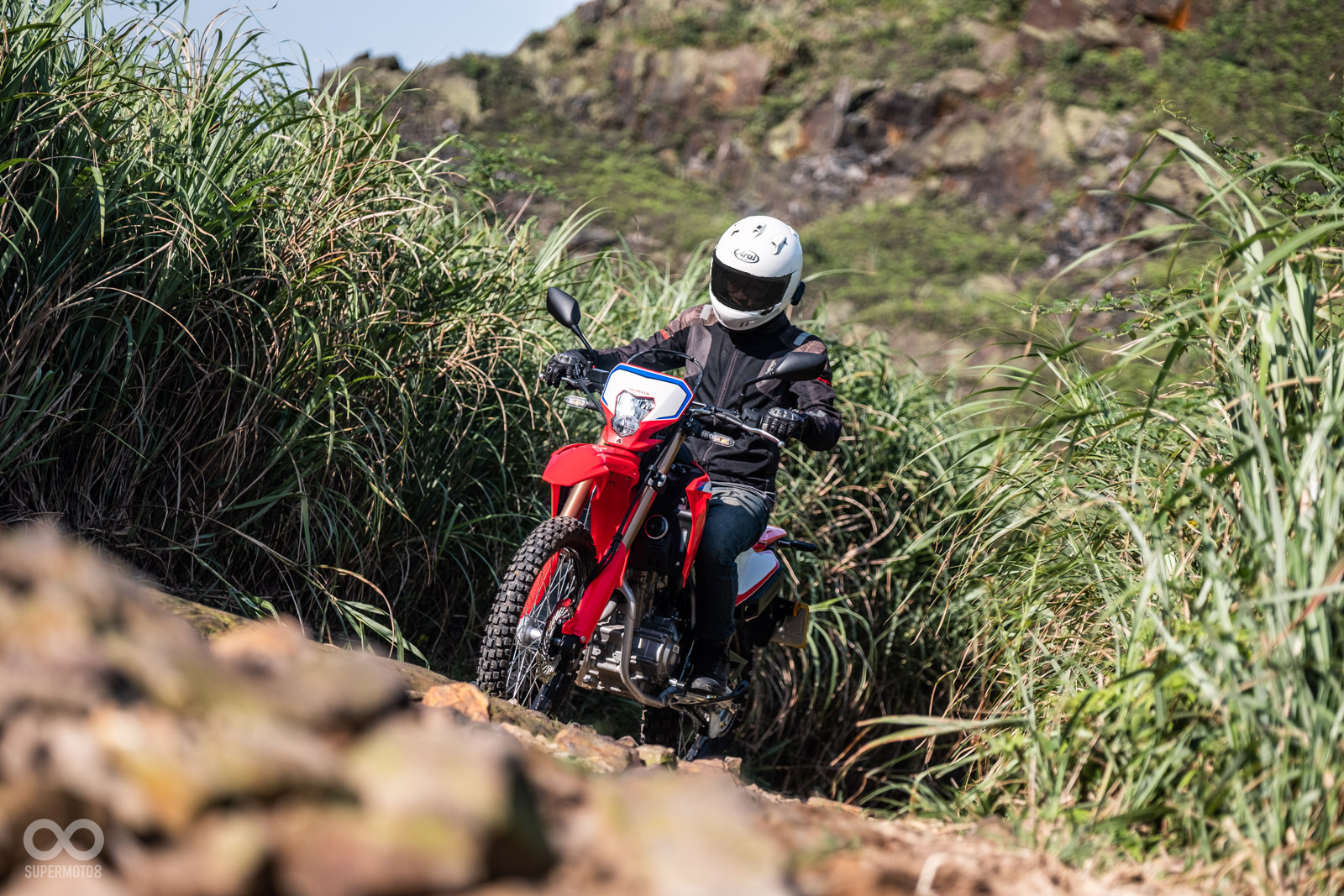 即便是有大顆石頭的路面,CRF300L也能輕輕鬆鬆地通過