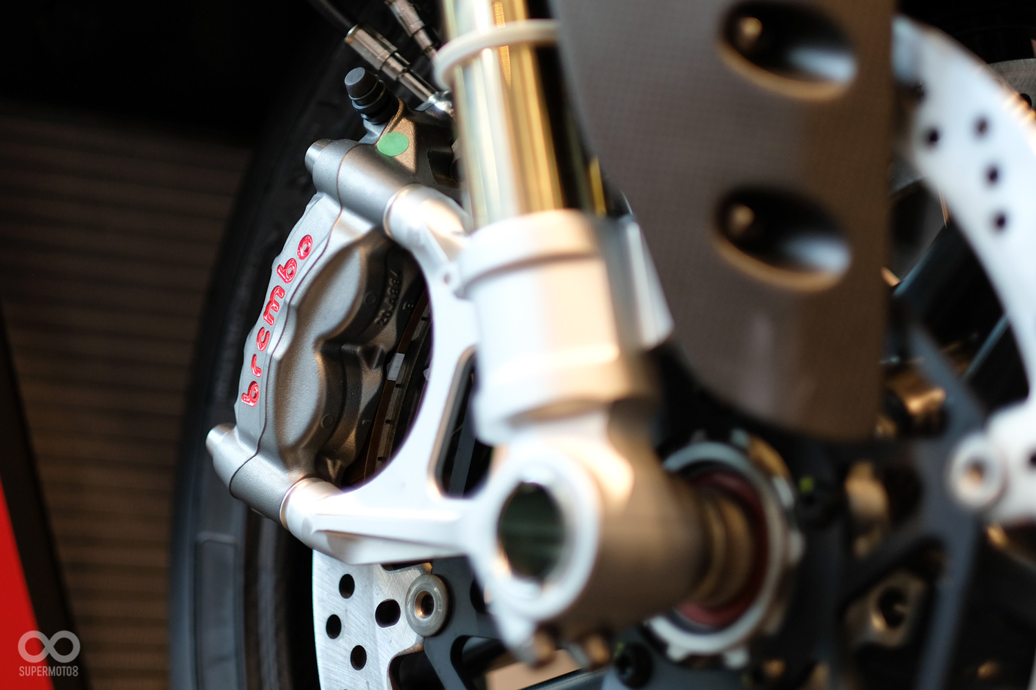 制動則搭載Brembo M50卡鉗與330mm碟盤，配上專門為Superleggera所開發TT29OP1煞車來令