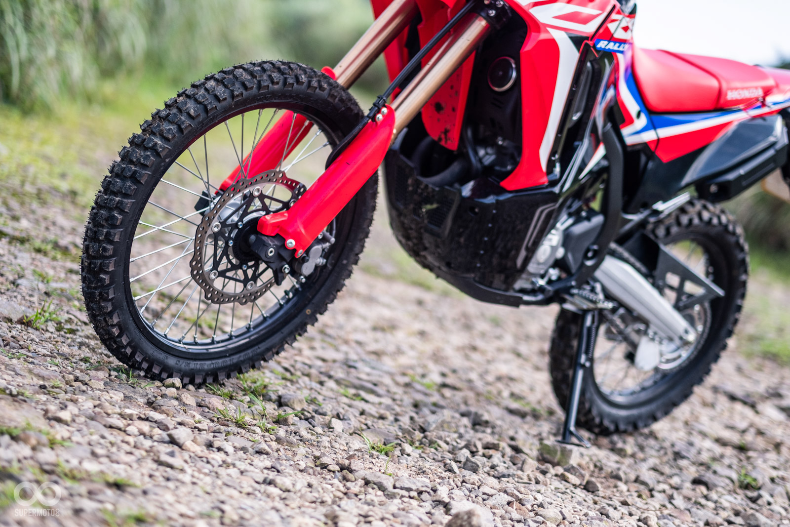 HONDA原廠搭配的巧克力胎,是更偏向道路使用的設計,純粹越野玩家可以更換性能更好的越野胎