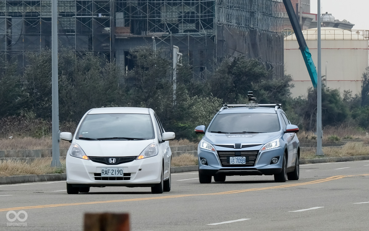 面對突如其來的逼車,自駕車也能完美的處理,保持適當的安全車距