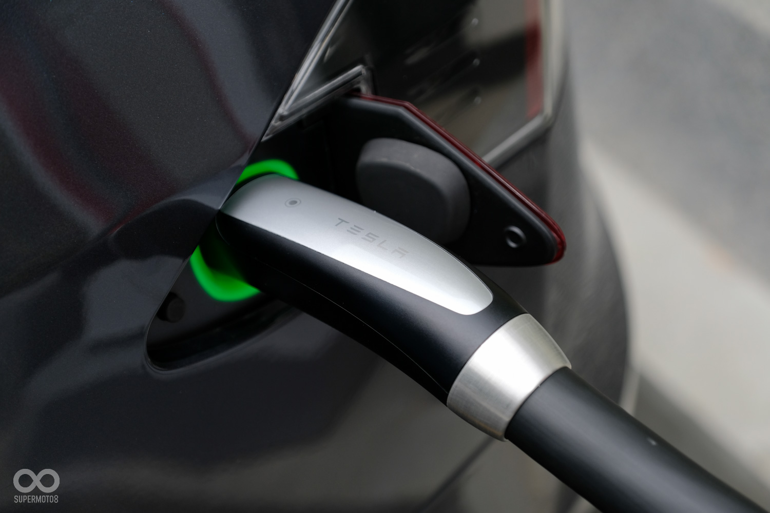 超級充電站能在20分鐘內完成車輛50%的超快速充電,搭配上Model S高達632公里的超強續航力,只要幾站便能輕鬆環島