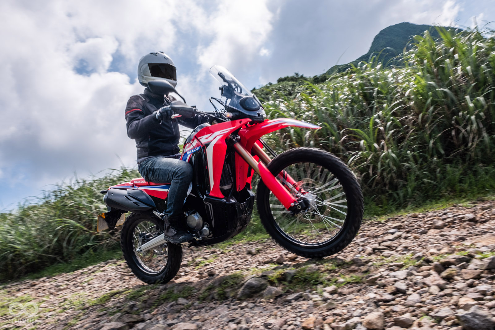 CRF300 RALLY在越野時就沒有CRF300L那麼有餘裕,震動抑制和靈活度都比不上自家兄弟