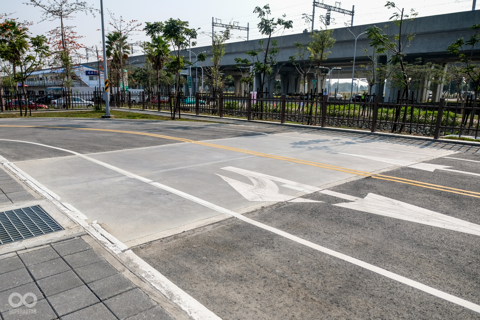 圖中的水泥區域底下鋪有金屬板，用來驗證車上的雷達波是否會受到金屬干擾