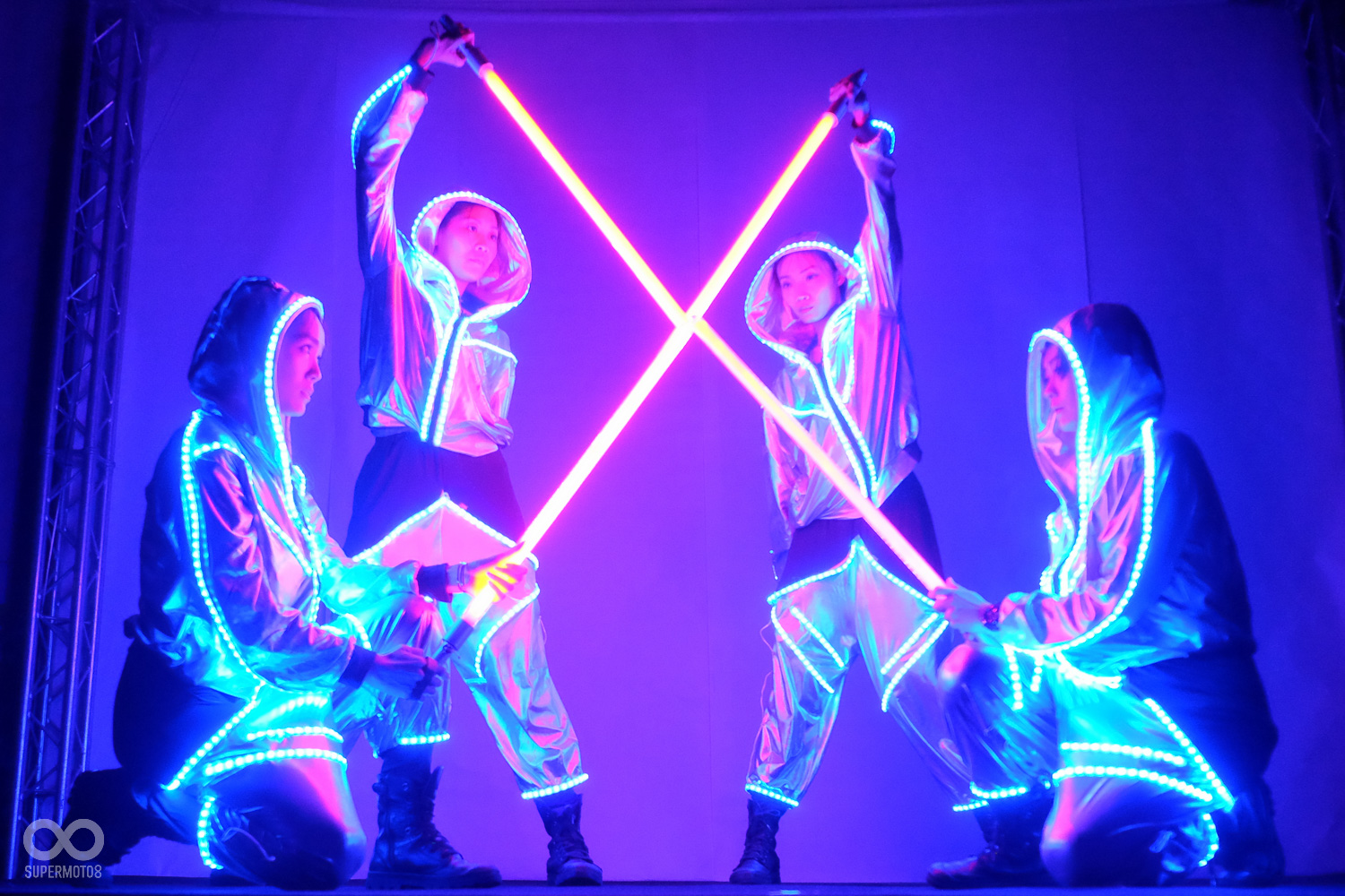 現場安排了相當酷的燈光秀表演,剛好傳達XDiavel本次所主打的X意涵