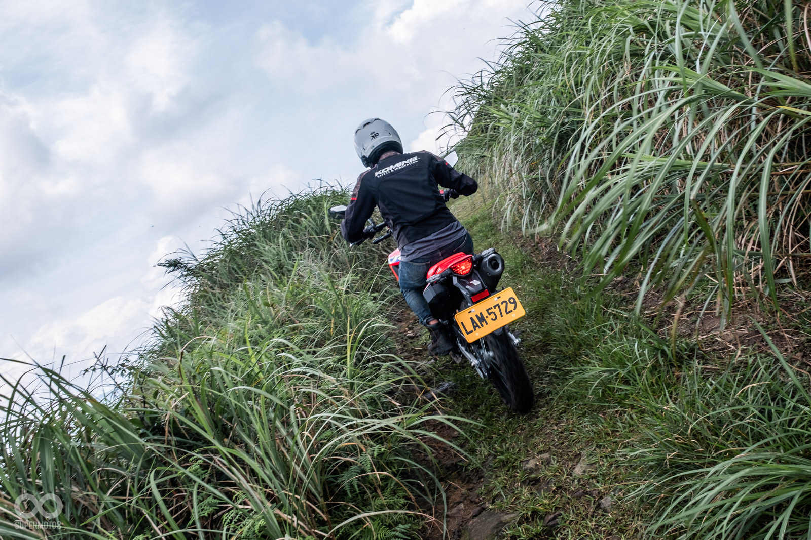 不管什麼樣的路面,CRF300L都能輕鬆突破