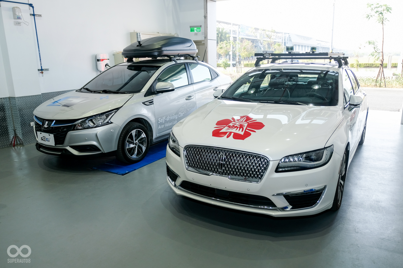 由ACER、成功大學兩團隊的自動駕駛車也同場展示，整備空間備有電動車充電系統