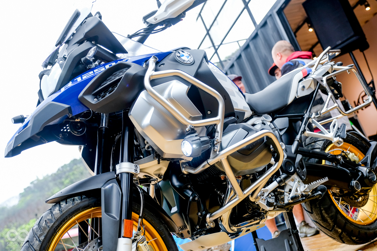 R 1250 GS Adventure明顯壯碩不少,大油箱、保險桿都是標準配備