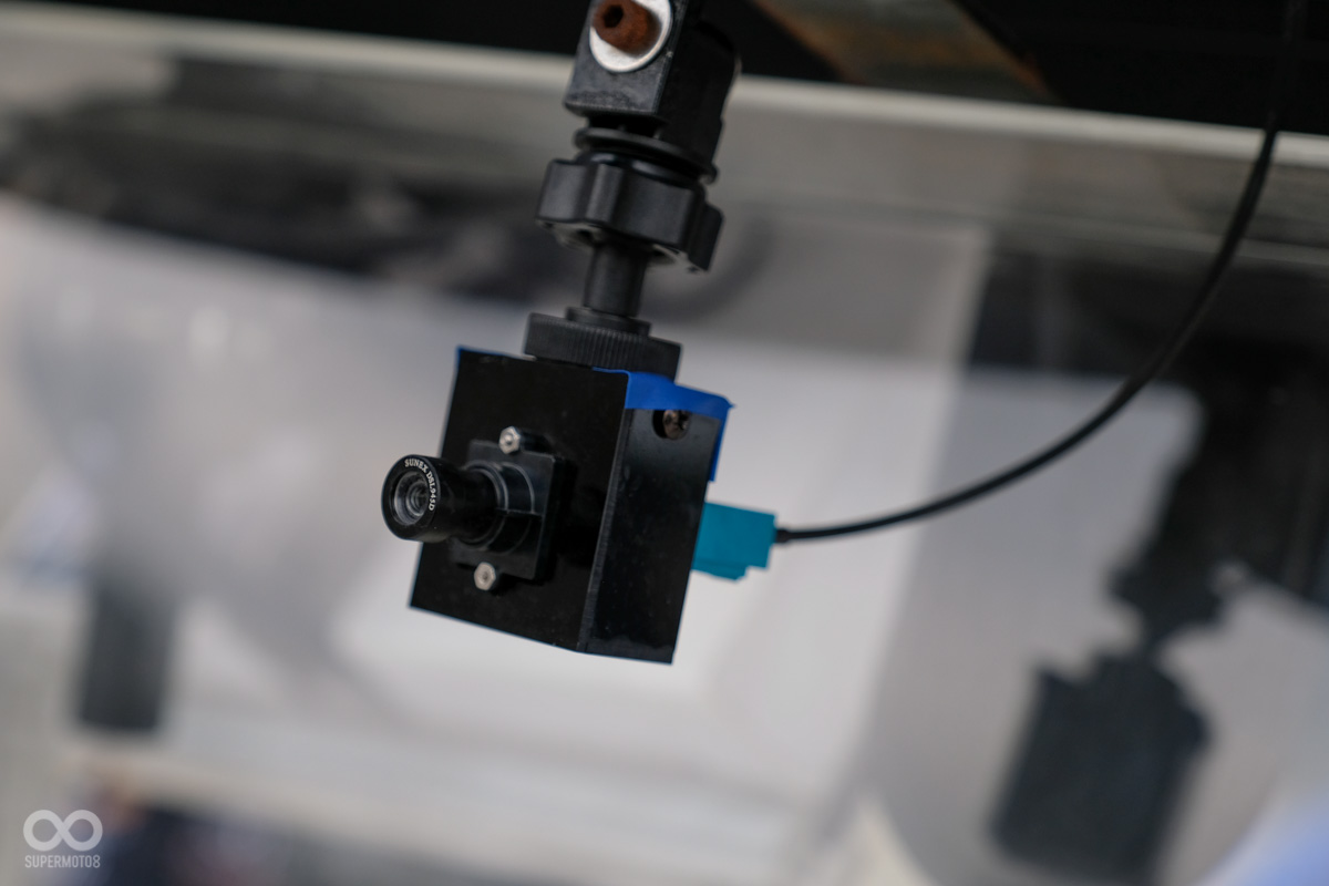 攝像頭則是位於前擋風玻璃,主要功能是在於辨識前方物體、標線與路牌