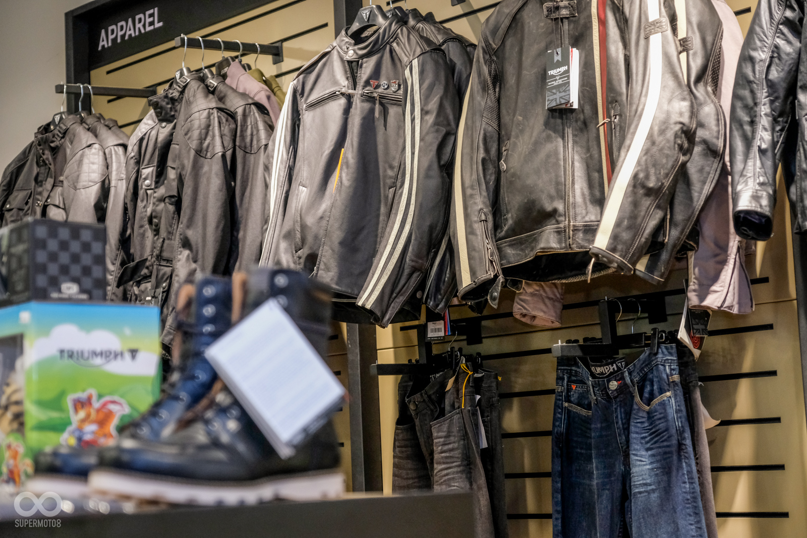 帥氣的皮衣完美呼應TRIUMPH的英倫騎士風